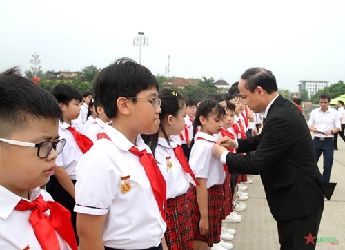 200 học sinh giỏi tiêu biểu của Thủ đô báo công dâng Bác